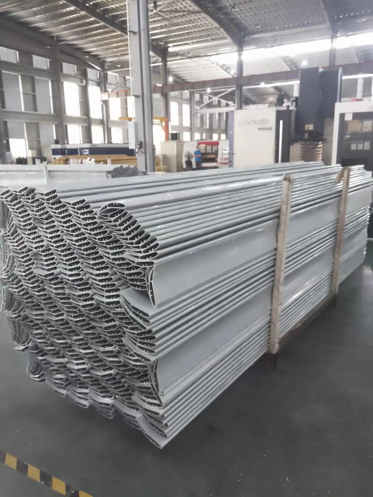 Ventilatore da soffitto industriale di alta qualità da 7,3 m/24 piedi Motore PMSM Raffreddamento a vento grande a basso rumore per chiesa di allevamento di animali