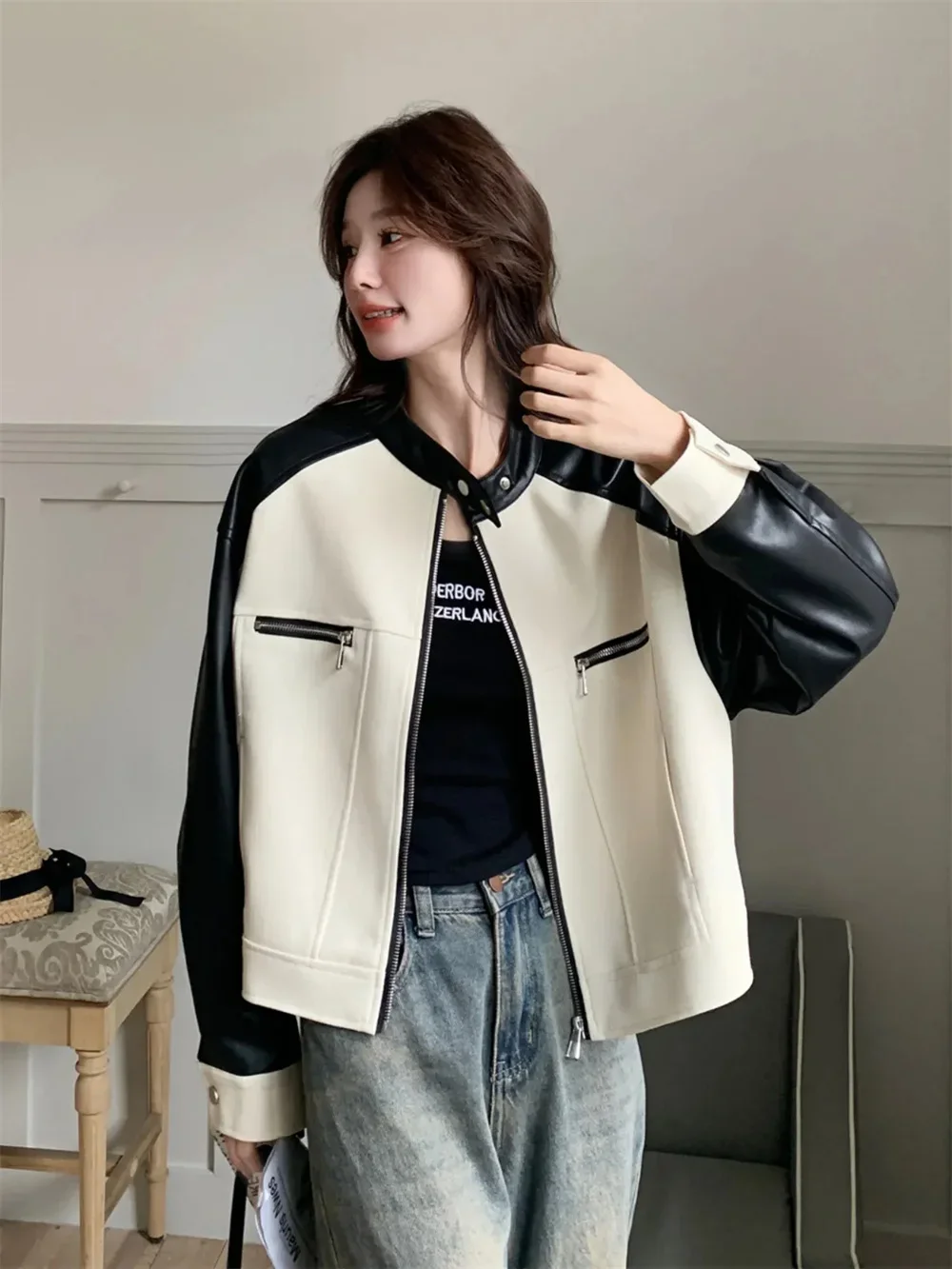 2025年春と秋の女性向け、ポップなホワイトPUレザーのコントラストスプライシングジャケット、ルーズでレトロな爆発的なストリートショートジャケット