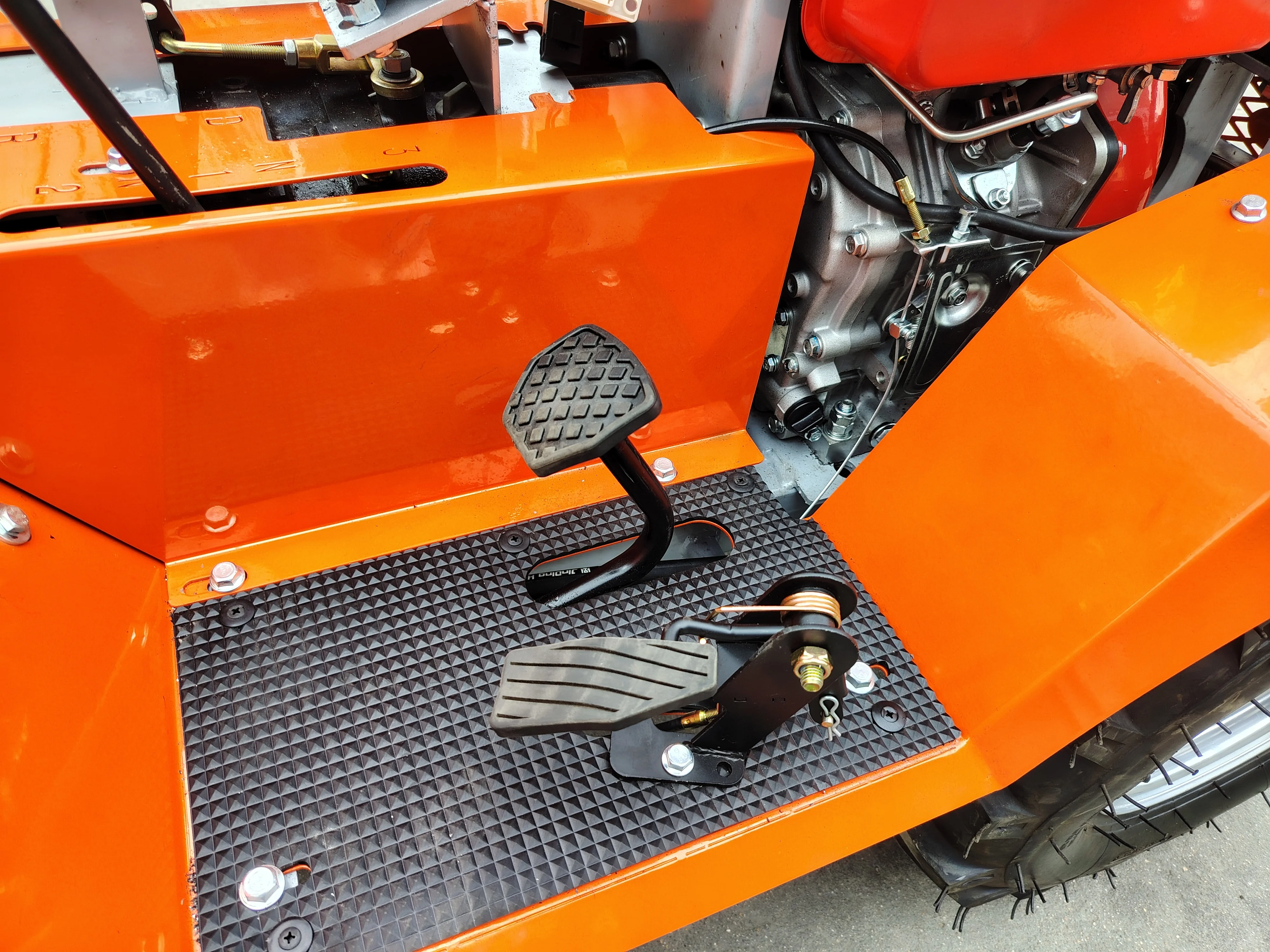 

Light Duty Compact Wheeled Tractor Fit Various Small Farm Implements PTO Accessory For Home Garden Cultivating
