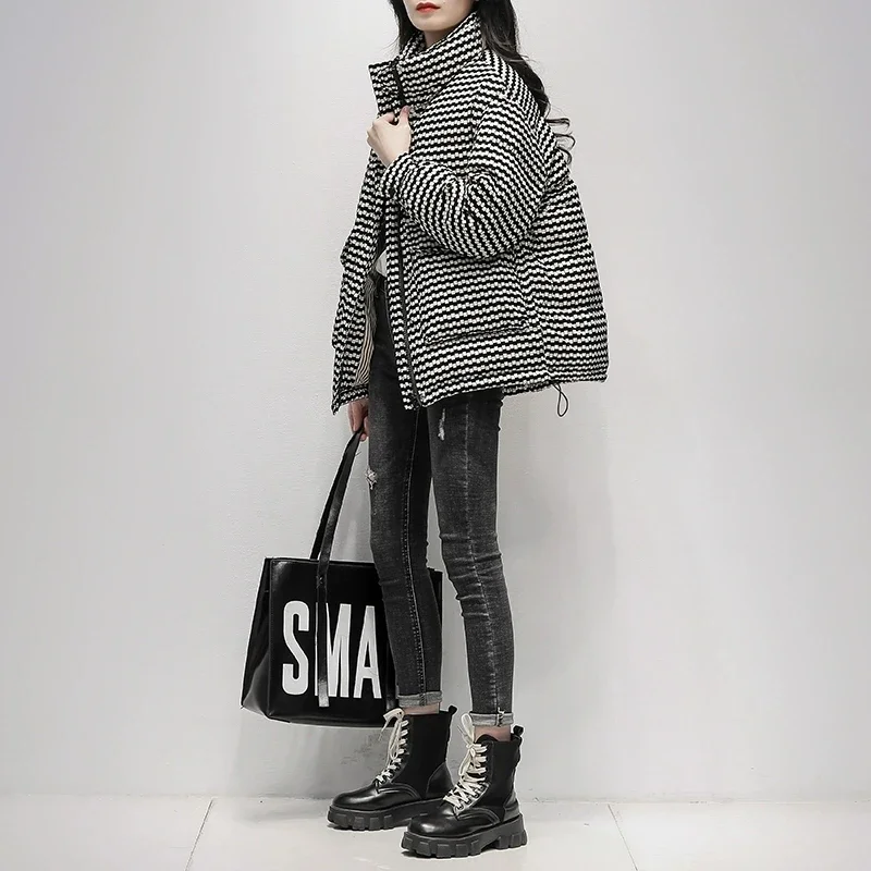 موضة قصيرة الوقوف طوق أسفل سترة للنساء شتاء 2025 النسخة الكورية الجديدة فضفاضة رشاقته 90 الأبيض بطة أسفل معطف الإناث