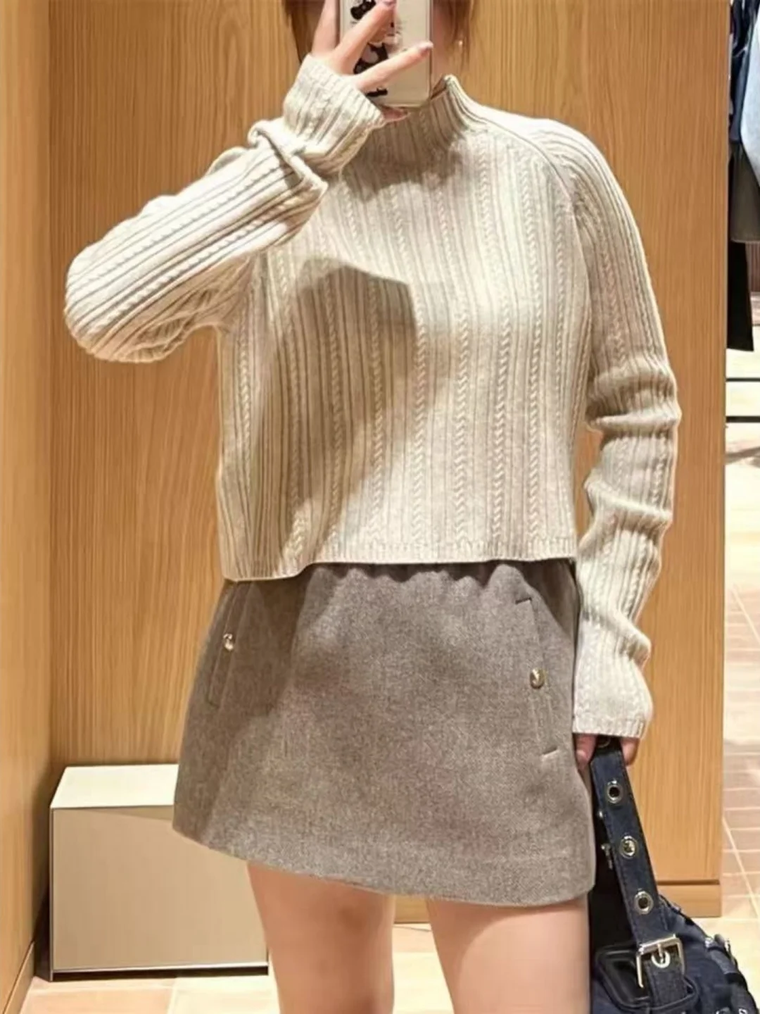 

Весна 2026: Женский вязаный свитер с высоким воротником, светло-коричневый, французский стиль, приталенный крой, длинный рукав, полосатый узор, эксклюзивно онлайн