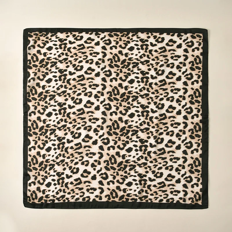 Foulard carré imprimé léopard 68x68cm pour femmes, petite taille, sensation de soie, enveloppes de cheveux en Satin, accessoires de cheveux à la mode, Bandana