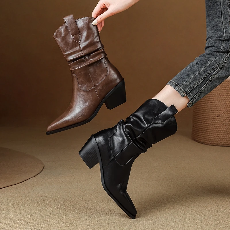 حذاء نسائي جديد للخريف والشتاء مصنوع من جلد البقر بمقدمة مدببة وعجل بكعب عالٍ للدراجات النارية حذاء قصير على الموضة الغربية