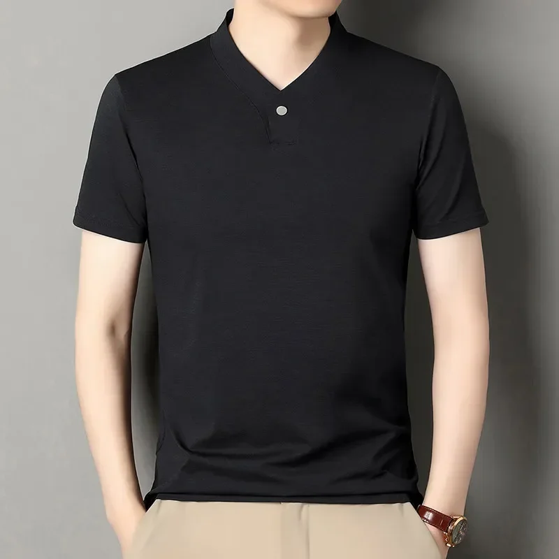 Immagine 3: T-shirt da uomo a maniche corte con scollo a V e un bottone, stile coreano 2026, casual e alla moda, tinta unita, versatile per l'estate
