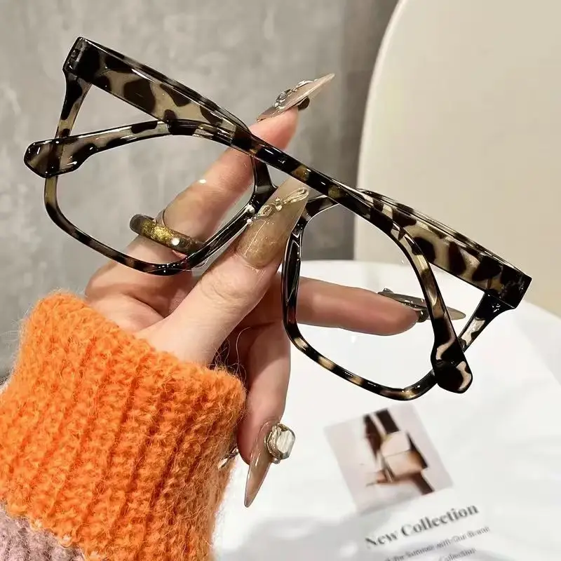 1-teilige klassische modische Damenbrille mit quadratischem Rahmen und klaren Gläsern – stilvolles Accessoire für den täglichen Gebrauch und die Fotografie – Detail 5
