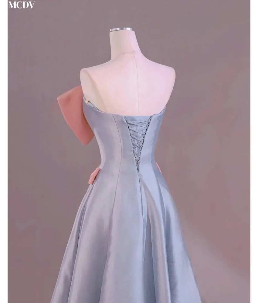 فستان سهرة مخصص رشيق من الساتان على شكل حرف a كريستال ثلاثي الأبعاد بفيونكة رقيقة بدون حمالات بدون أكمام بطول الأرض فساتين مناسبة مخصصة