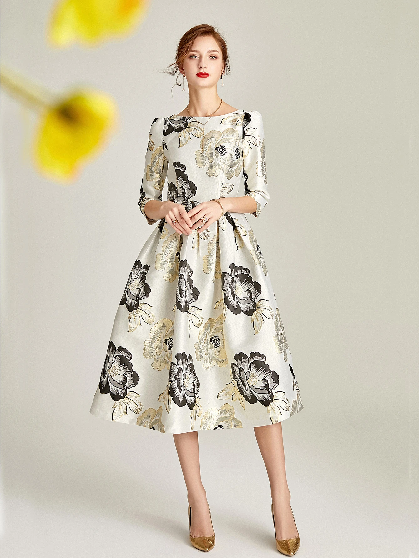 

Элегантное платье миди из жаккарда премиум-класса с эффектом утончения талии и стройнящим силуэтом, создающее ощущение доступной роскоши.