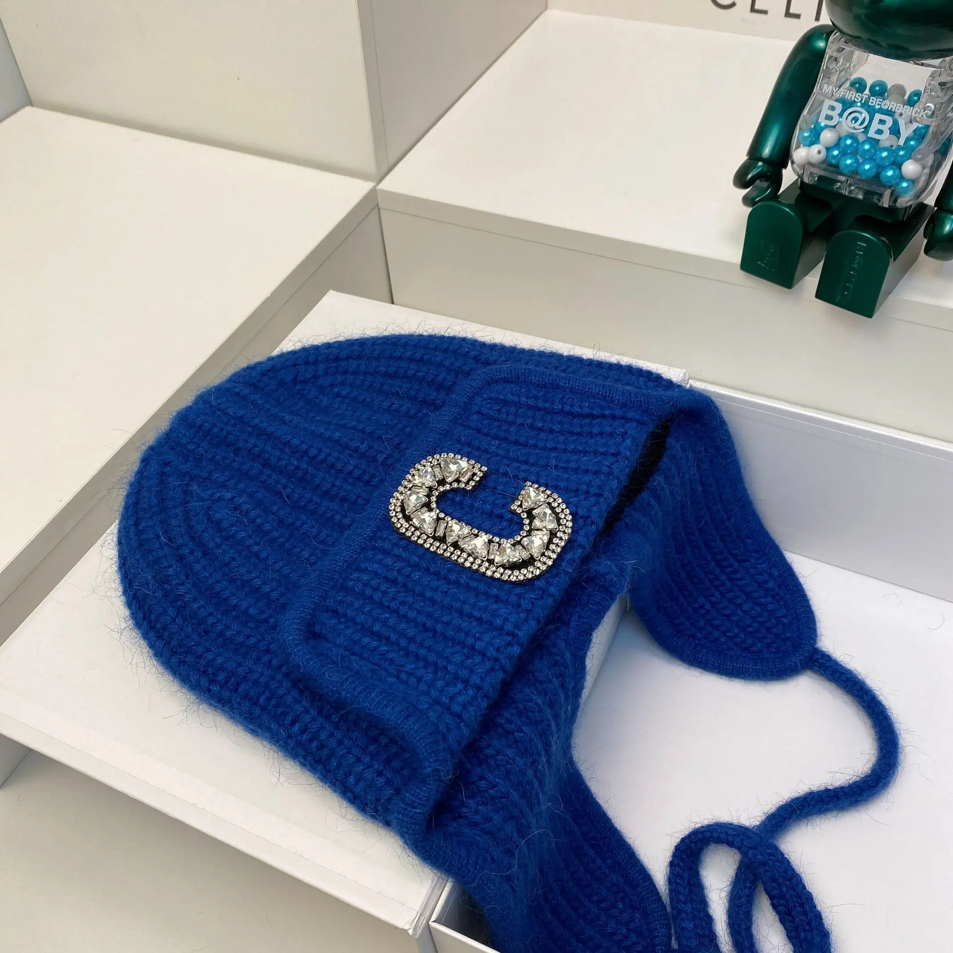 Neue trendige Plüsch und warme Kaninchenhaar gestrickte Gehörschutzmütze Heavy-Duty Luxus Wasser Diamant C-förmige Garn Kopfkappe