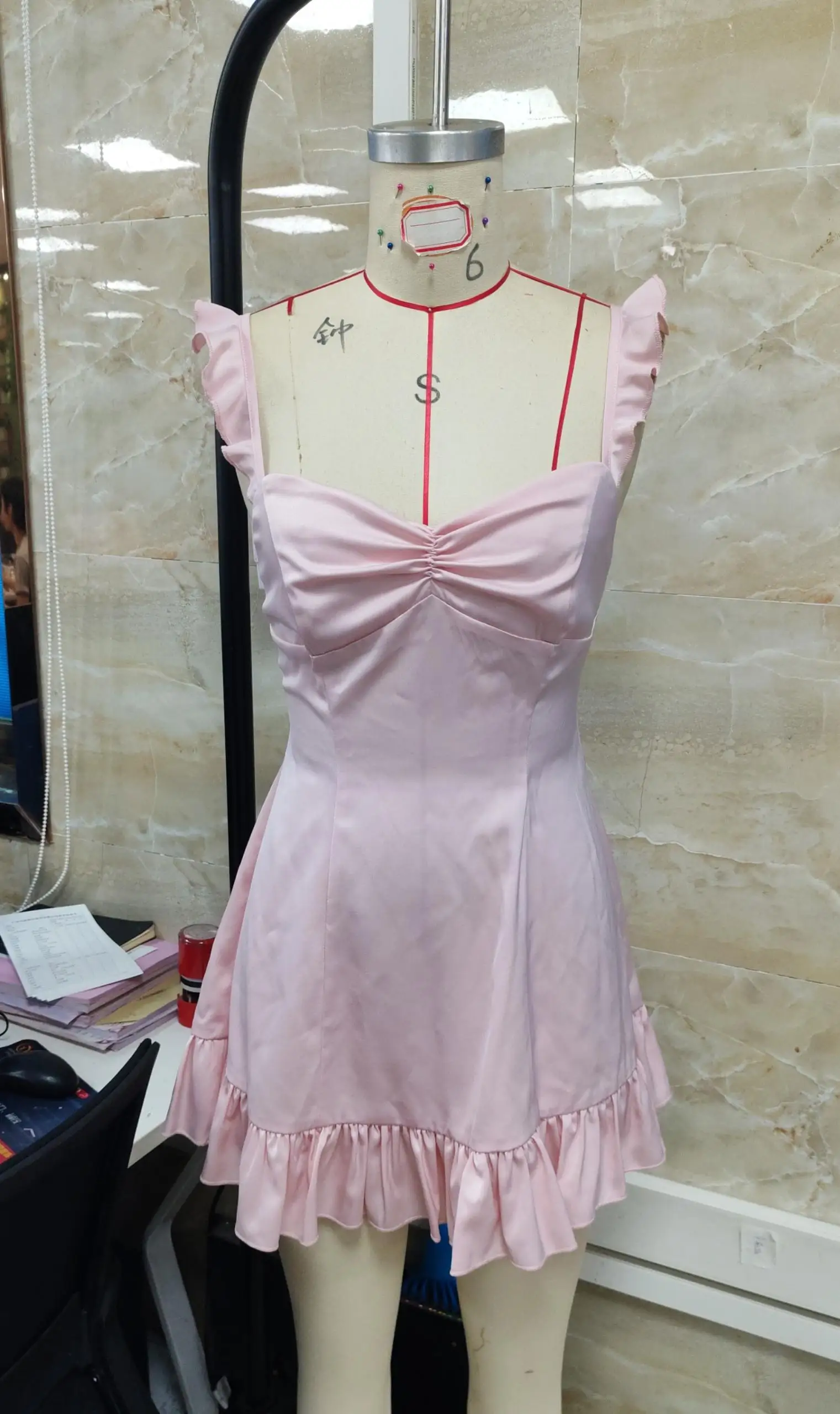 GuliriFei 여성 여름 미니 탱크 드레스 솔리드 컬러 새틴 러플 슬리브리스 스위트하트 넥라인 드레스