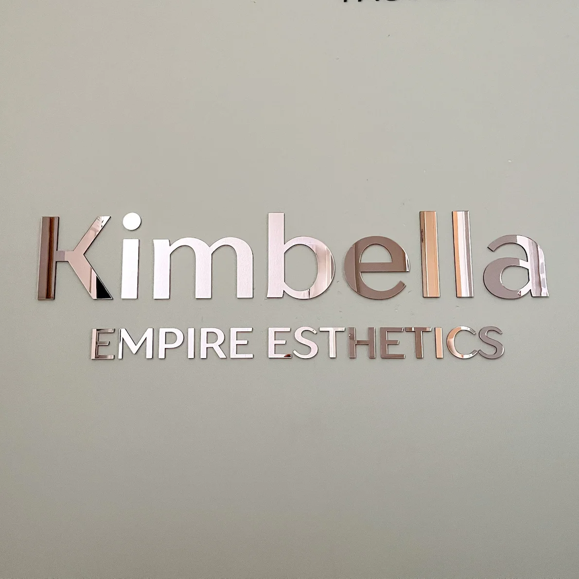 Op maat gemaakte lasergesneden logo-bord 3D spiegelwandletters groot bedrijfsbord acryl lobbybord gepersonaliseerd wandbord voor salon studio