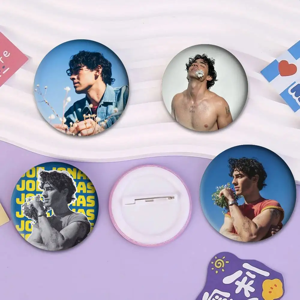 شارات المغني جو جي جوناس الرائعة الرائعة على شكل زر بروش شارة حقيبة تزيين مجموعة المروحة هدية