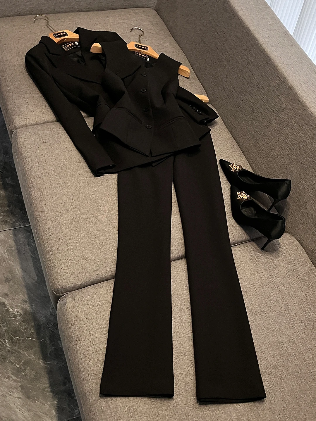 

Элегантный деловой костюм-тройка (жилет, брюки) из высококачественного полиэстера для профессиональных сред, коллекция Весна 2026, модель Z451