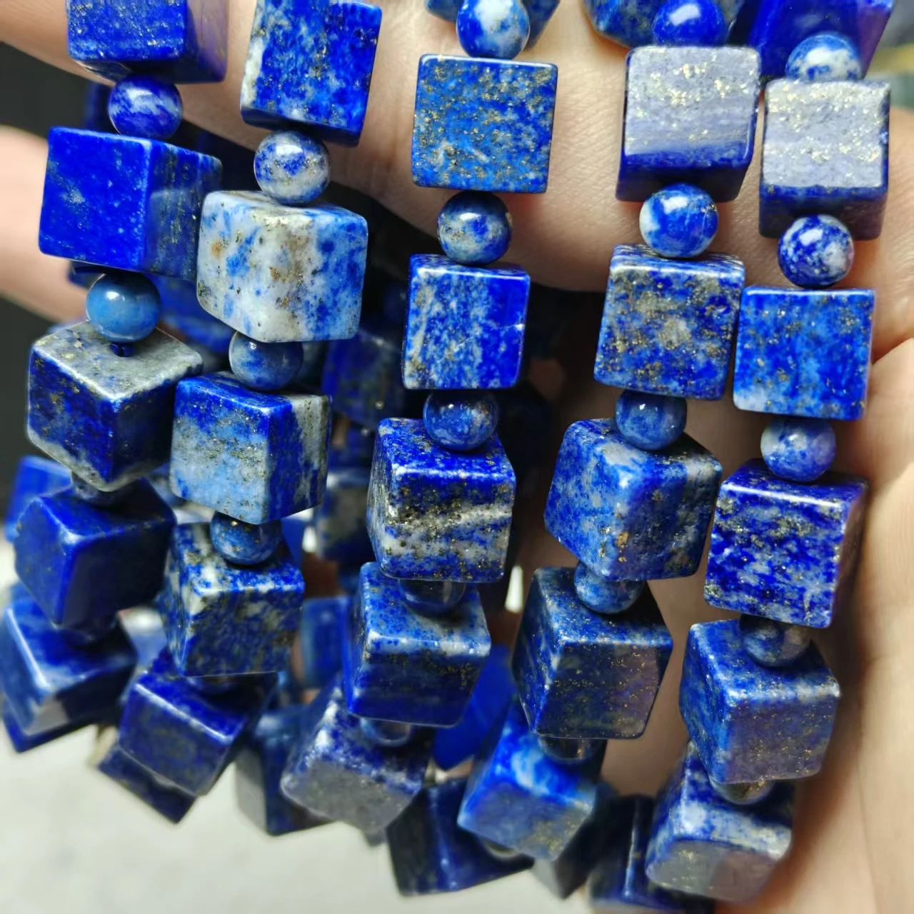 Xingyu Natürliche Lapislazuli Facettierte Würfel- und Quadratperlen mit Glatter Rundung für Schmuckherstellung Armband Geschenk Mysteriöser Edelstein – Detail 4