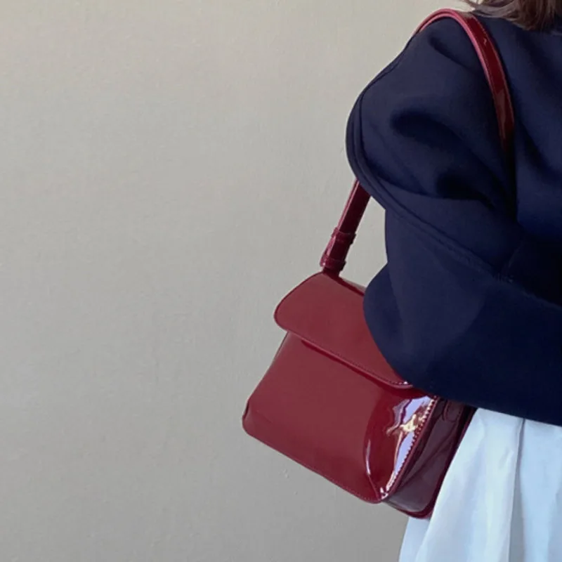 Women's Single Shoulder Crossbody Bag Underarm Bag New Trend Exquisite Gloss Patent Leather Fashionable and Versatile Retro
