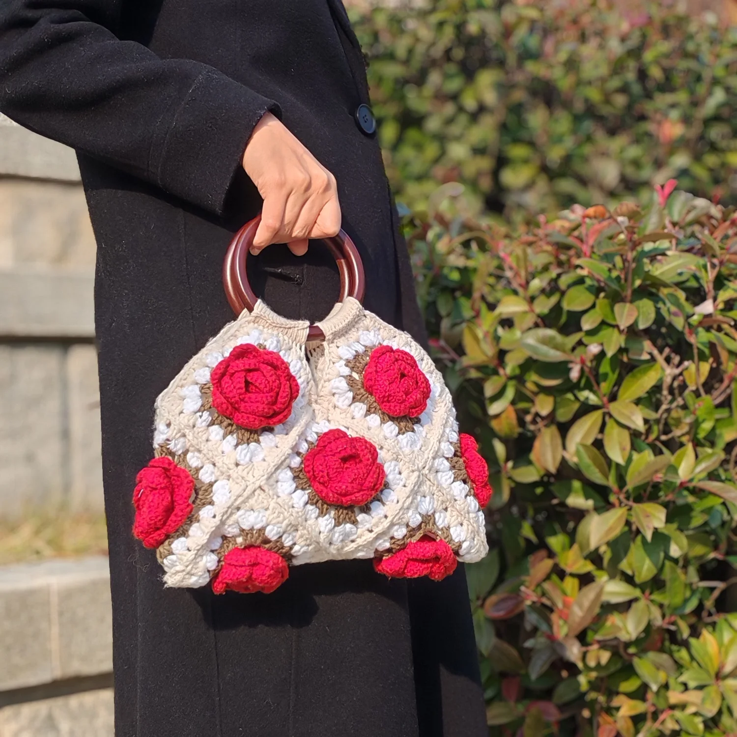 

Сумка-роза ручной работы крючком | Сумочка в стиле бохо с цветочным принтом и деревянными ручками | Летняя повседневная сумка