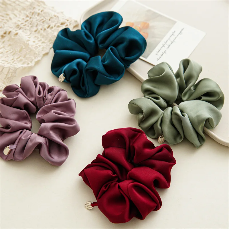 Wysokiej jakości Femme Silk Scrunchie elastyczna elegancka satynowa opaska do włosów metalowa zawieszka wzory kucyk Holder Vintage Chouchou