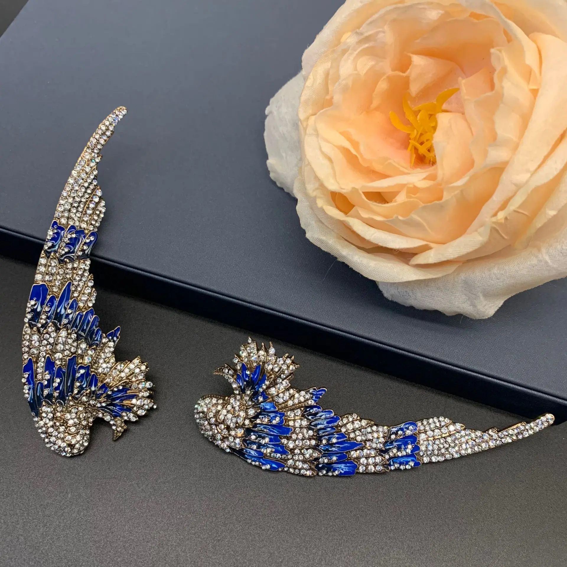 [Angel Wings] Heavy Industry Inlaid Blue and White Wings Styled Brooch