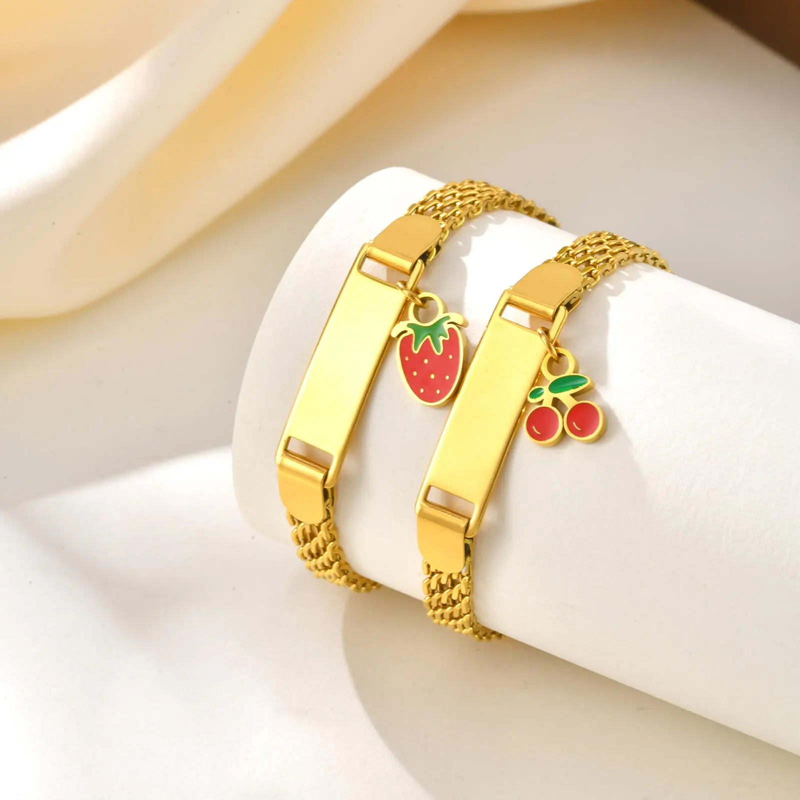 Personalisiertes personalisiertes Namensarmband für Mädchen, Jungen, Erdbeer-Kirsch-Anhänger, Edelstahl-ID-Armband für Kinder – Detail 6