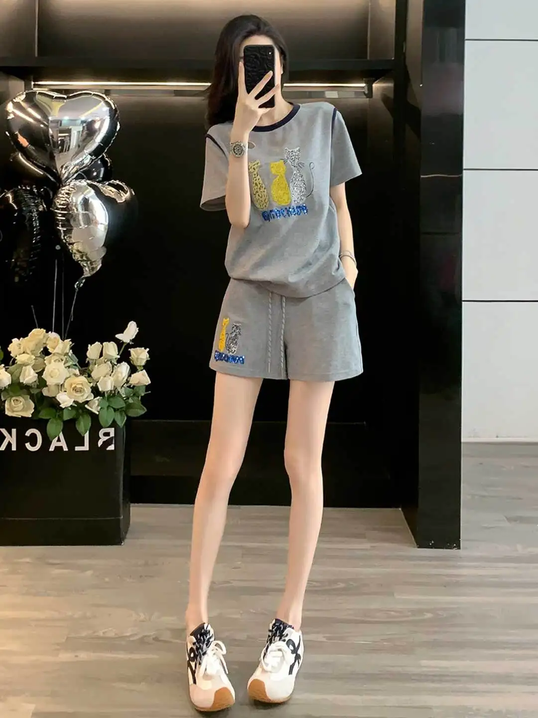 

Стильный омолаживающий повседневный спортивный комплект: женская футболка с коротким рукавом и шорты, летний милый серый модный хлопковый комплект из двух предметов с круглым вырезом