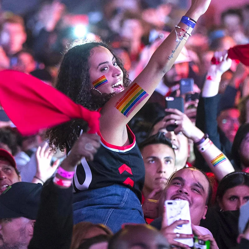 

2 шт., радужные карандаши, краска, Радуга, день рождения, красочные тематические аксессуары для вечеринок, семейный костюм, подарок, карманный размер