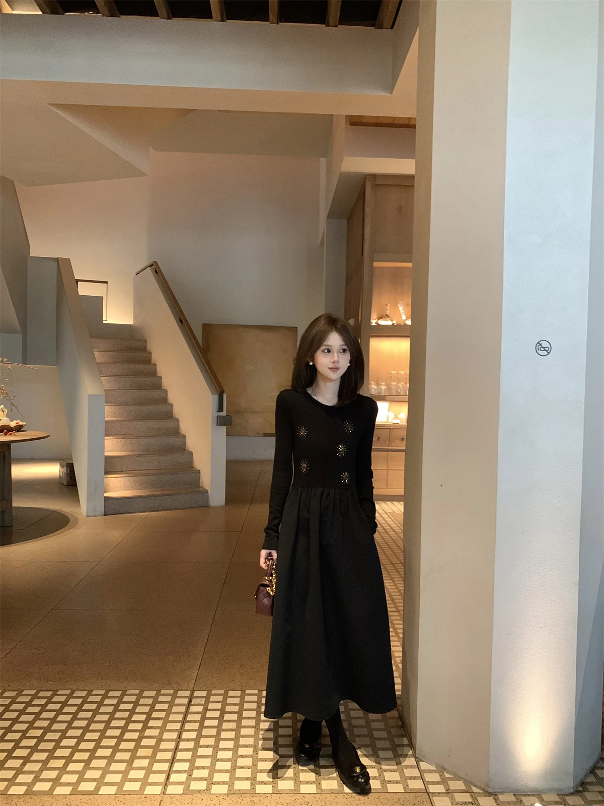 

Юбка FUGUI RICH Winter Night с бисером, средней длины, черная, А-силуэт, французский стиль, с высокой талией, с бисерной отделкой, низкая эластичность