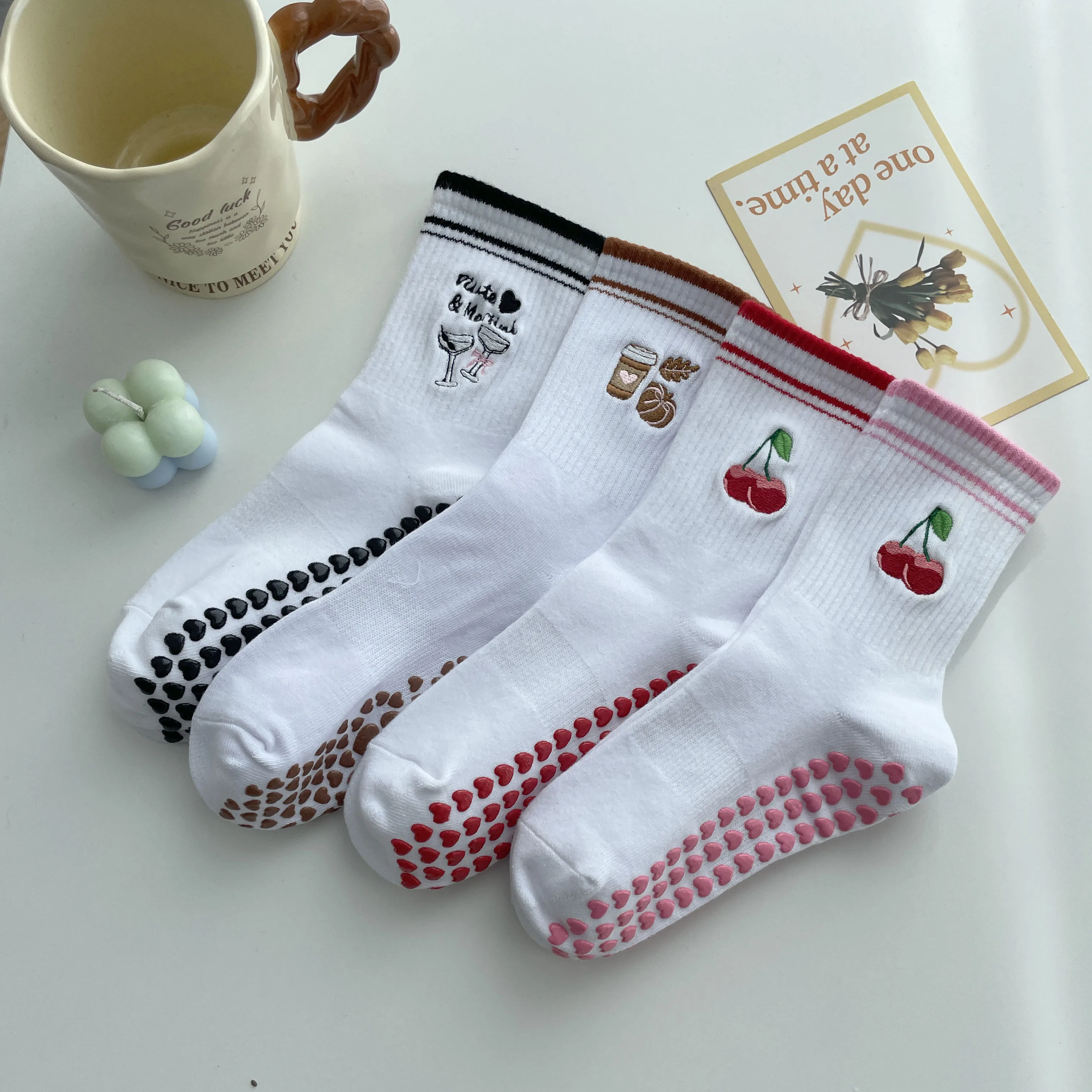 

Европейские размеры 36–43, 1 пара вышитых носков для йоги на пунктирной подошве для женщин и детей, нескользящие и дышащие.