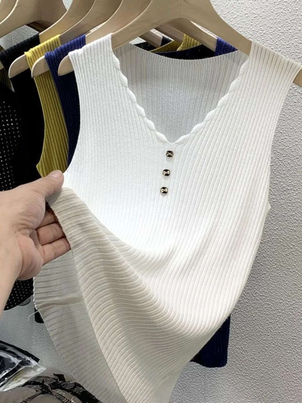 2026 Summer Outerwear Blazer Inner Layering Fashion Vest Ice Silk Knit Cami Top Women V Neck Sleeveless Slim Elegant Tank Top