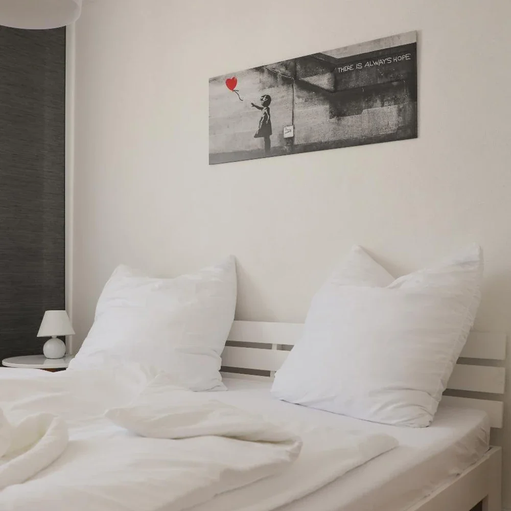 فتاة مع كرة حمراء جرافيتي صورة عالية الدقة اللوحة ، بانكسي ، الانطباع على قماش ، فن الرسم ، الجداول ، جدار مقاوم للماء ، ديكور غرفة حديث