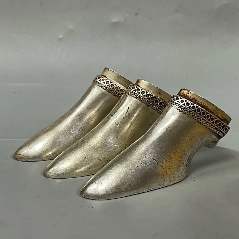 A set of zinc alloy silver-plated horseshoes and gold horse hooves, vintage craft ornaments, old items