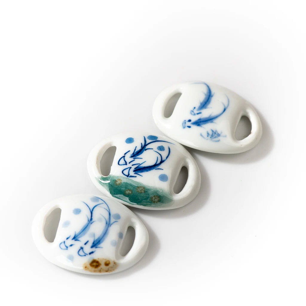 Antique blue and white hand-painted small fish ceramic slice High temperature white porcelain DIY accessory beads Z012