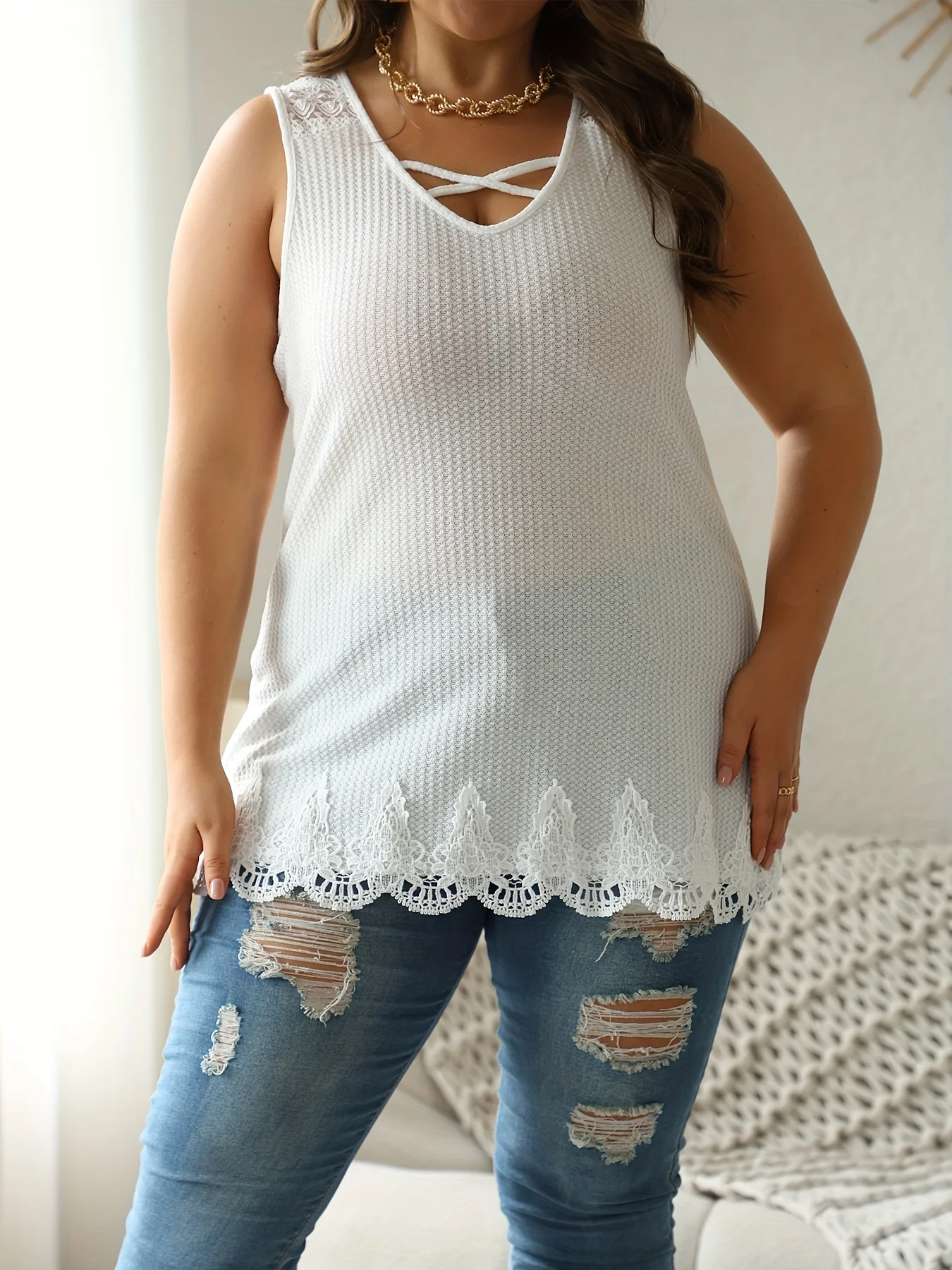 

Блузка летняя повседневная женская, однотонный топ оверсайз с V-образным вырезом и контрастной кружевной отделкой по подолу