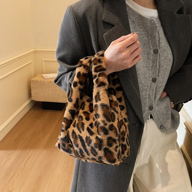 

2026 autumn and winter new trendy fashionable and personalized handbag for women casual and retro plush underarm bag