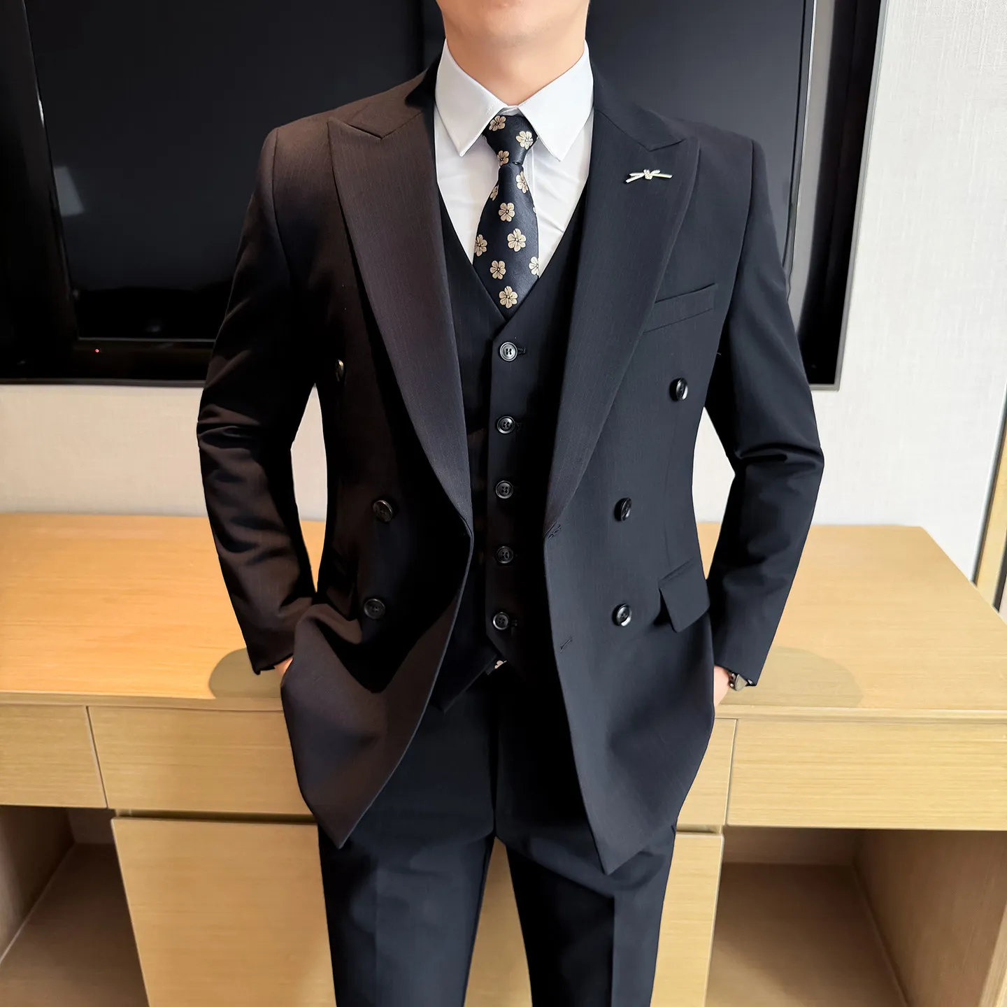 High-Quality Fashionable Casual Stripe Suit Men's Three-Piece Set Double-Row Button Dressy Formal Men's Suit Ensemble