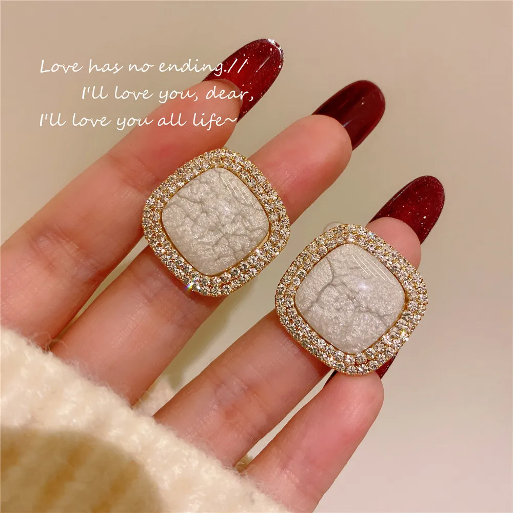 エレガントな高級感のあるストーンイヤーカフ、ハイエンドなダイヤモンドがちりばめられた新作イヤースタッドとフープ、ファッショナブルなジュエリーアクセサリー