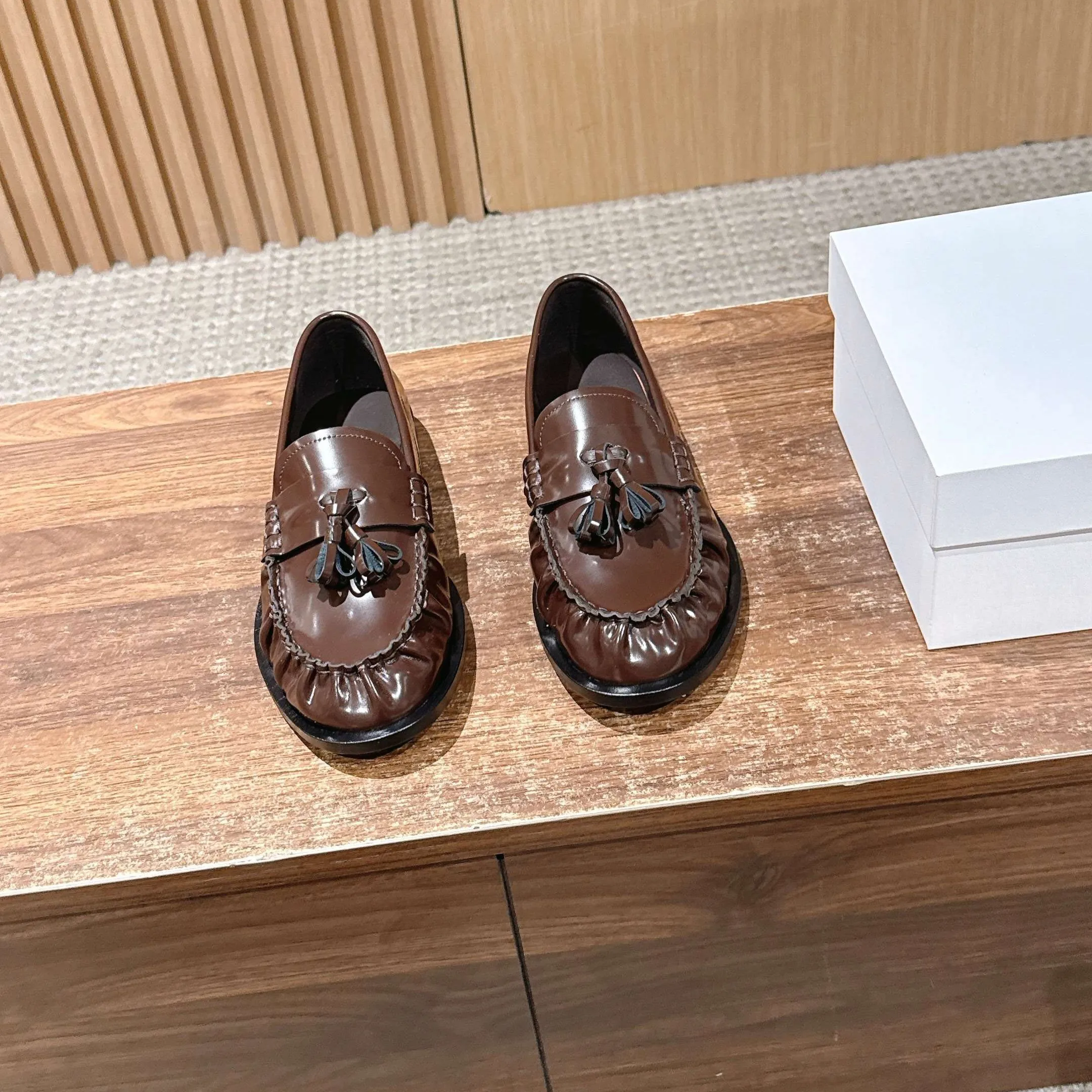 

Женская обувь, гладкая телячья кожа, верх из натуральной смешанной овчины, подкладка, двойная кожаная подошва, строчка ручной работы