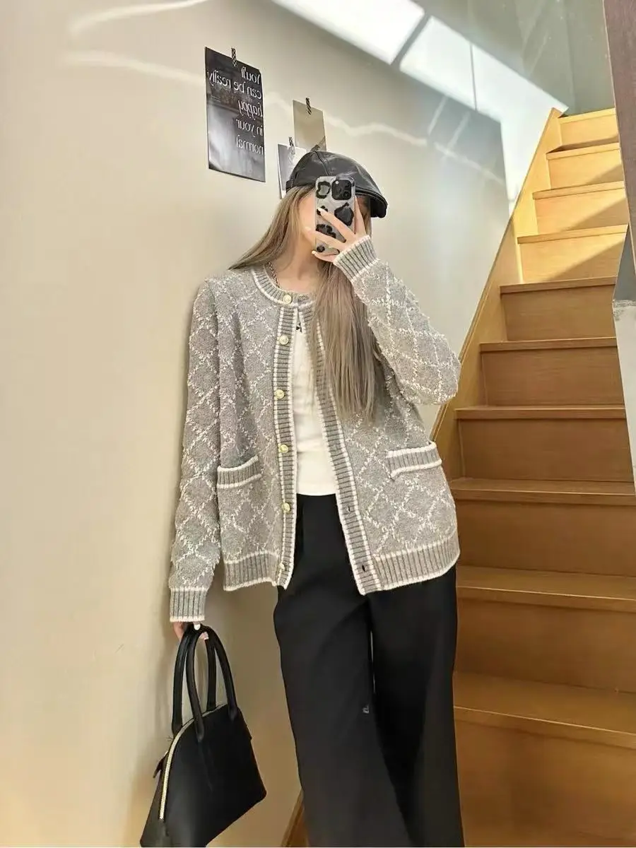 

Высокое качество, новинка 2025, частный дизайн одежды, свитер с ромбовидной сеткой, дорожная куртка, женский осенне-зимний серый вязаный кардиган