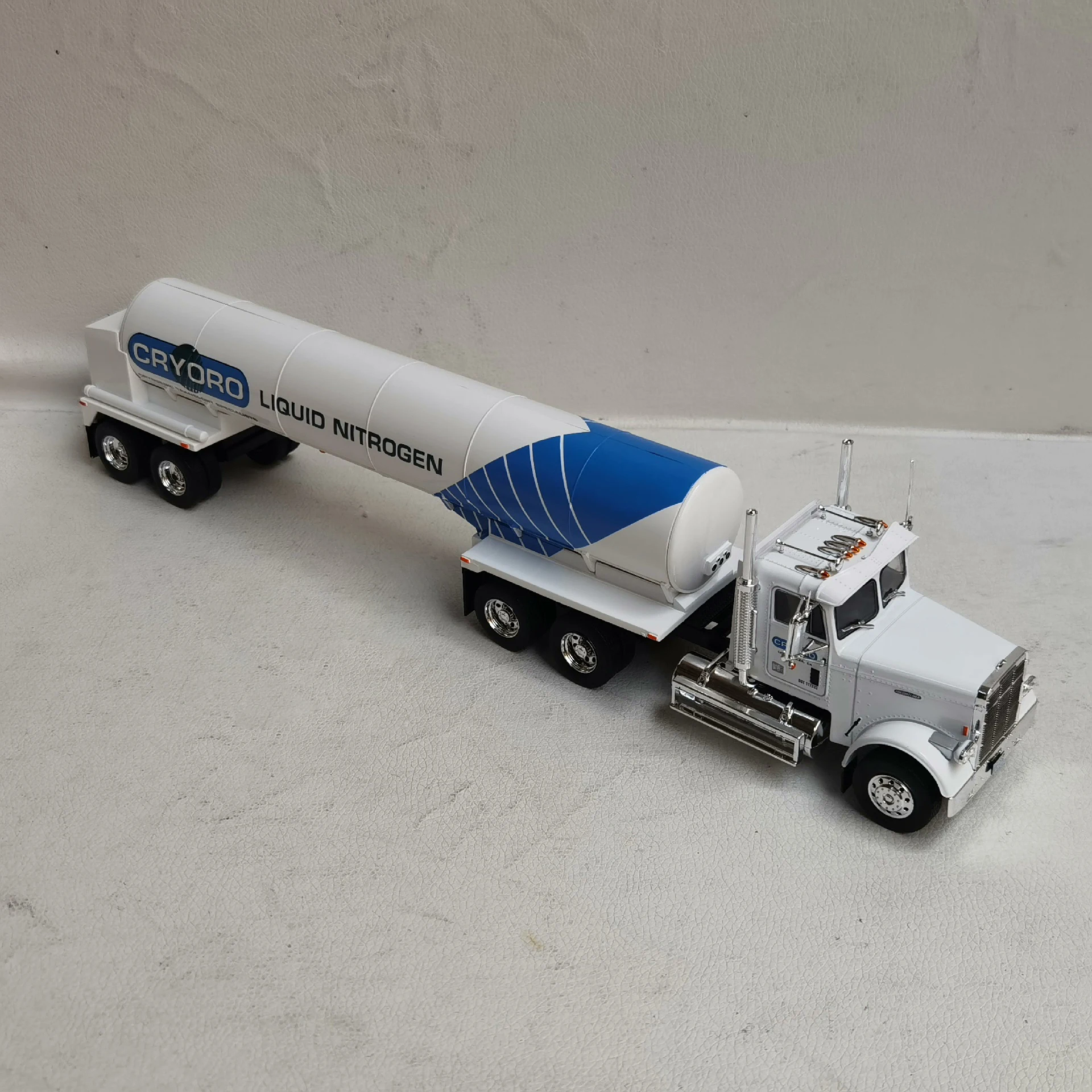 IXO 1:43 Scale FREIGHTLINER FLC120 Oil Tanker Truck Trailer Head Simulation Alloy Car Model Diecast Vehicle Collectible Souvenir