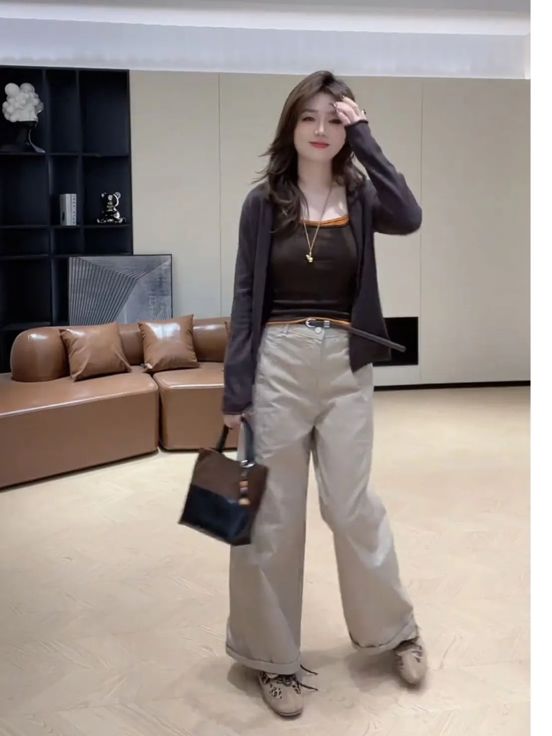 

Модный женский комплект на осень 2025: топ на бретельках, кардиган, брюки прямого кроя, повседневный стильный костюм