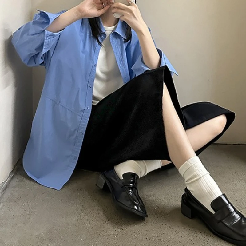 A nova camisa de lapela outono 2025 tem um design solto e mangas compridas, em camadas com um top solto e versátil