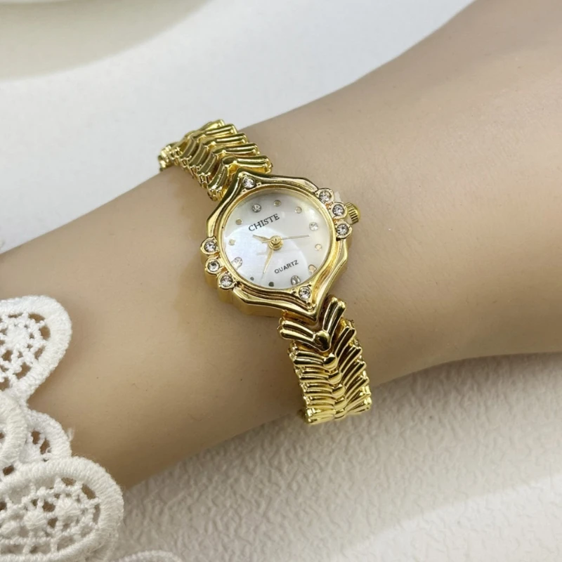 ساعة يد نسائية عصرية على شكل أم اللؤلؤ وسوار ذيل السمكة وساعة كوارتز فاخرة فاخرة للسيدات