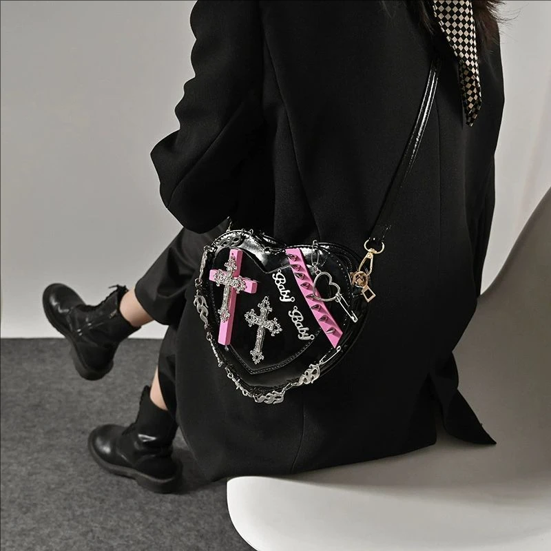 حقيبة كتف كروس على شكل قلب قوطي للفتيات على طراز فاسق حقيبة يد سيدة حارة Y2K حقائب إغلاق بسحاب..