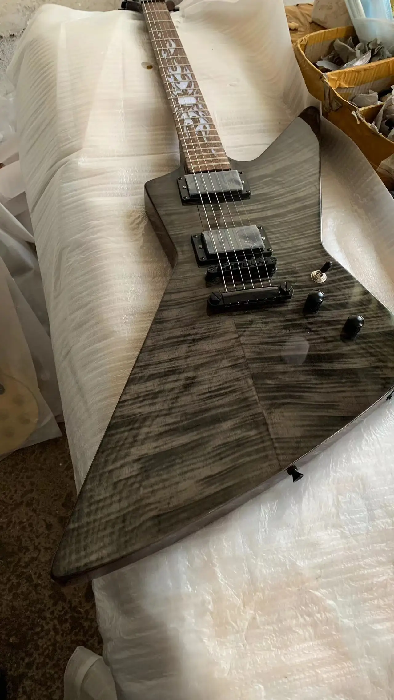 Factory DIRECT sales of high QUALITY 6 string ELECTRIC guitar, GOOSE body, FLAME MAPLE VENEer, black hardware, support custom, f