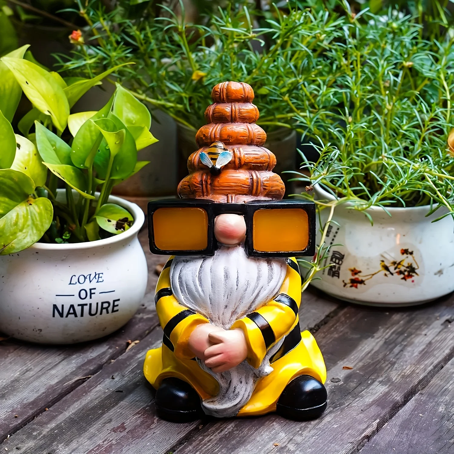 Solar Garden Gnome Statue Light, Outdoor Decor Resin Bee Gnome Figurine, Outdoor solar powered bee dwarf wearing glasses statue light, for Courtyard Lawn Patio Porch Home Decoration