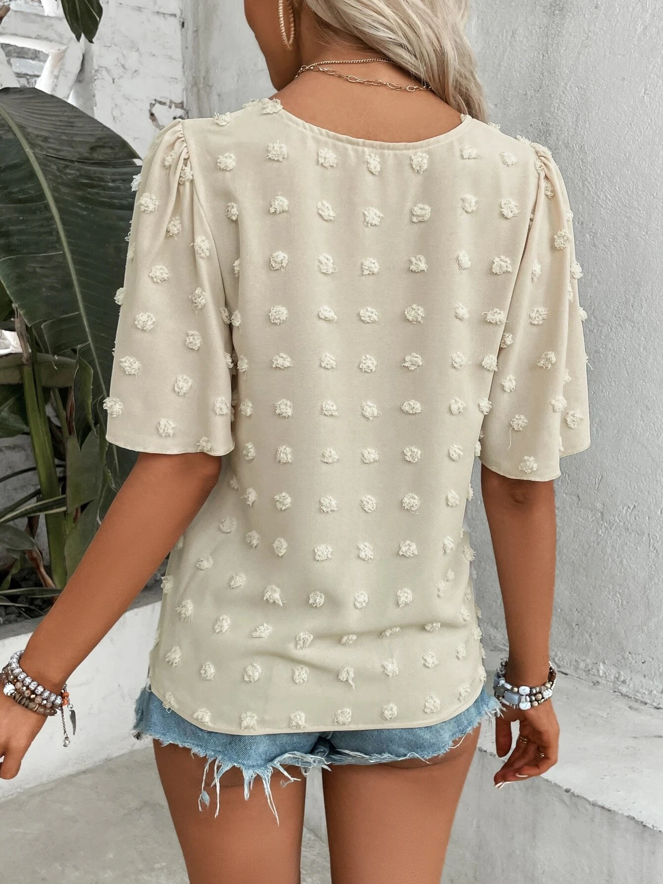 Elegant and fashionable hollowed out round neck shirt for European and American women