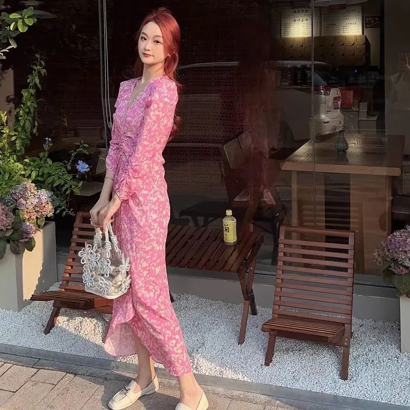 กระเป๋าถือหรูหราทำมือประดับเพชรน้ำดอกไม้  ฝังเพชรบนตัวกระเป๋าสีเงินและสีแดงกุหลาบ สำหรับสุภาพสตรี ใช้ในงานแต่งงาน