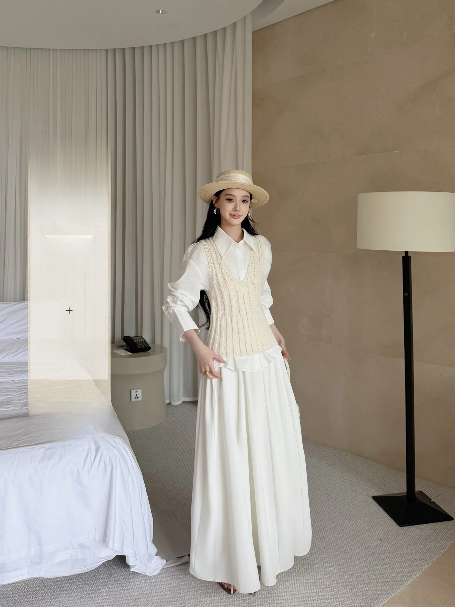 

Белый женский комплект из топа-жилетки и юбки с длинными рукавами на пуговицах для ранней весны, простой и элегантный костюм