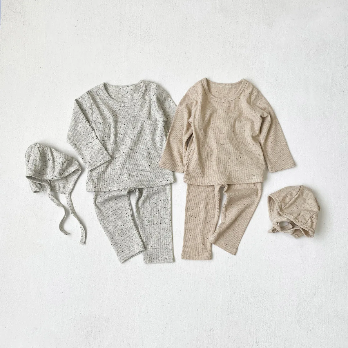 

2026 Весенний новый комплект домашней одежды с длинными рукавами для малышей, топы в красочный горошек для девочек + брюки + шапка, костюм из 3 предметов, хлопковая пижама для младенцев, наряды