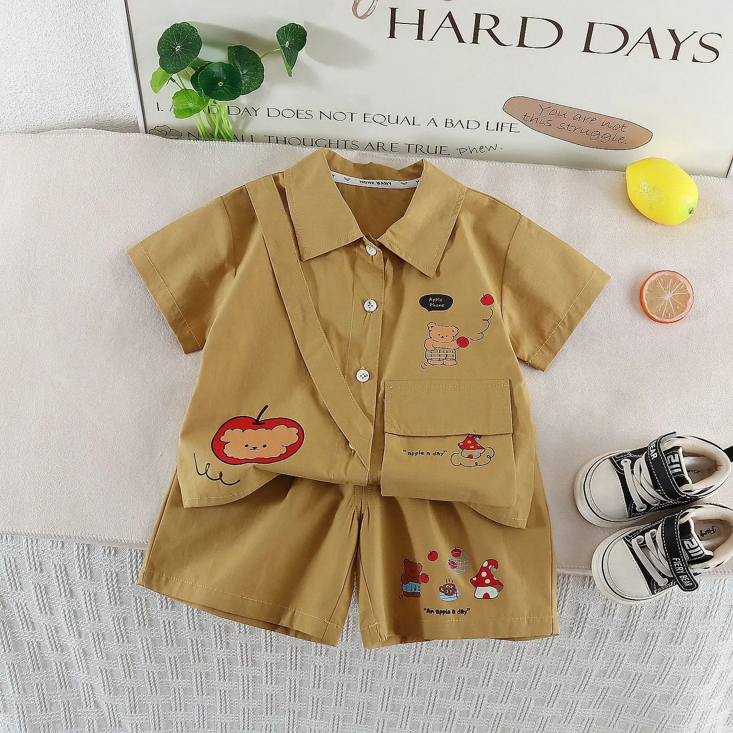

Детская одежда: летний костюм для мальчиков 2026 года, новый, однотонный, с милым принтом медведя, комплект из двух предметов: рубашка с коротким рукавом и шорты