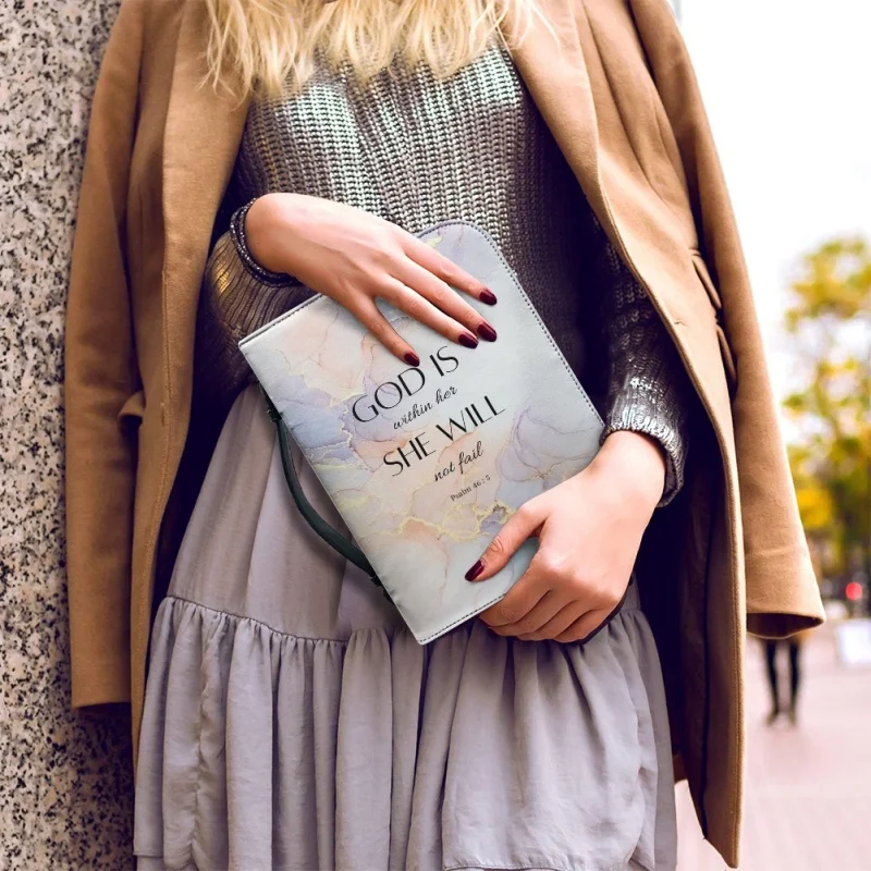 God Is In Haar, Ze Zal Niet Falen Gepersonaliseerde Print Kerkbijbel Hoes Pu Handtassen Studieboek Heilige Opbergdoos Voor Vrouwen