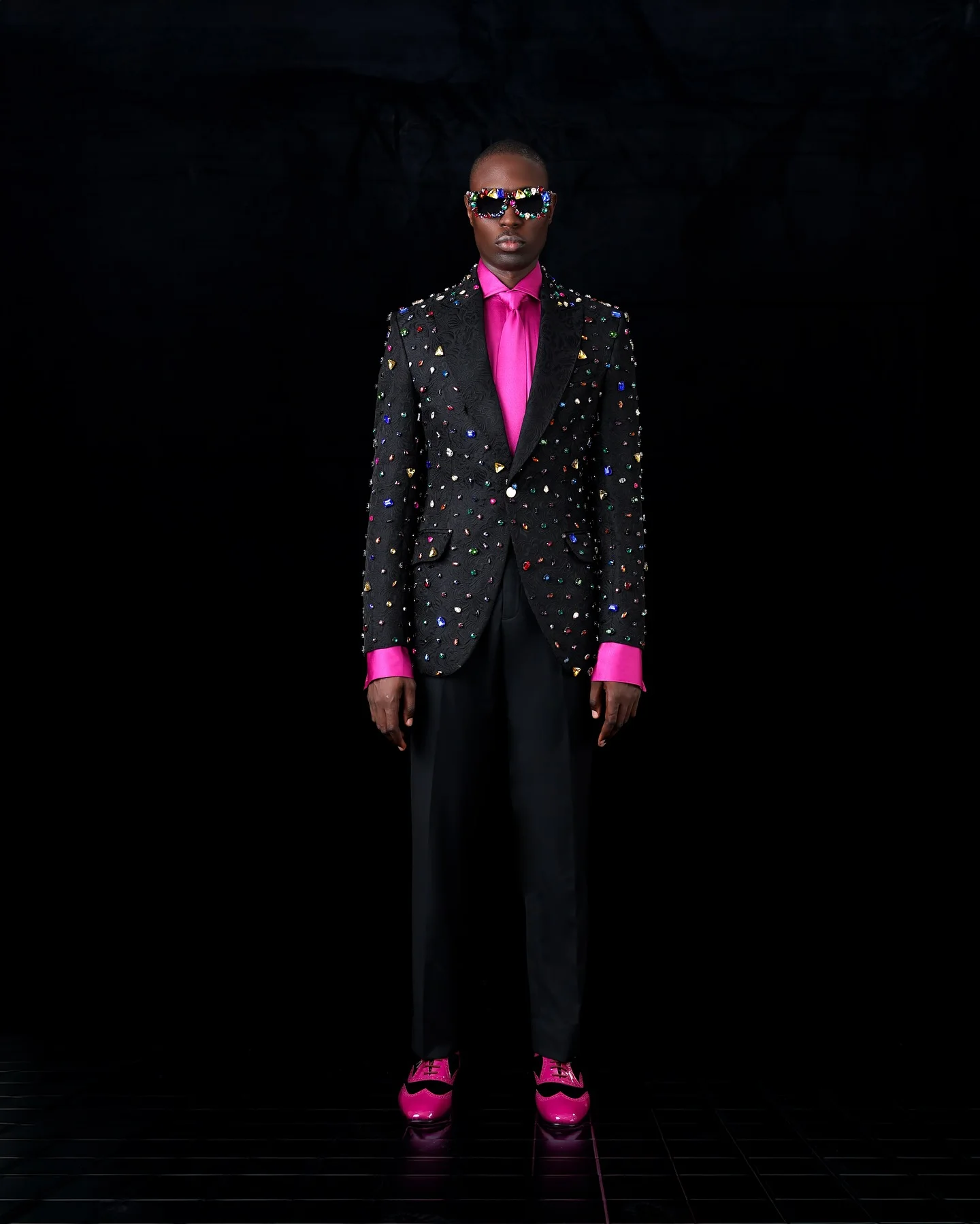 

Блестящий пиджак Брюки 2-х предметных мужских костюмов с бусинами на одной пуговице и бриллиантами Смокинг с остроконечными лацканами Тонкий свадебный костюм для жениха и выпускного вечера Плюс Размер Костюмированный